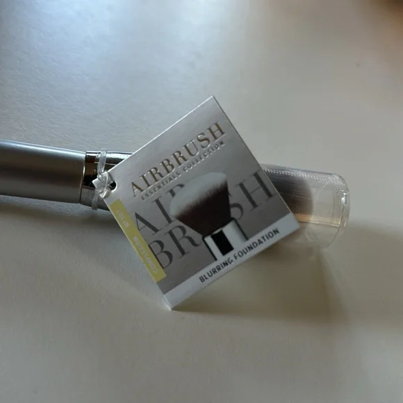 NWT It Cosmetics Blurring Foundation #101 Brush - Picture 3 of 5